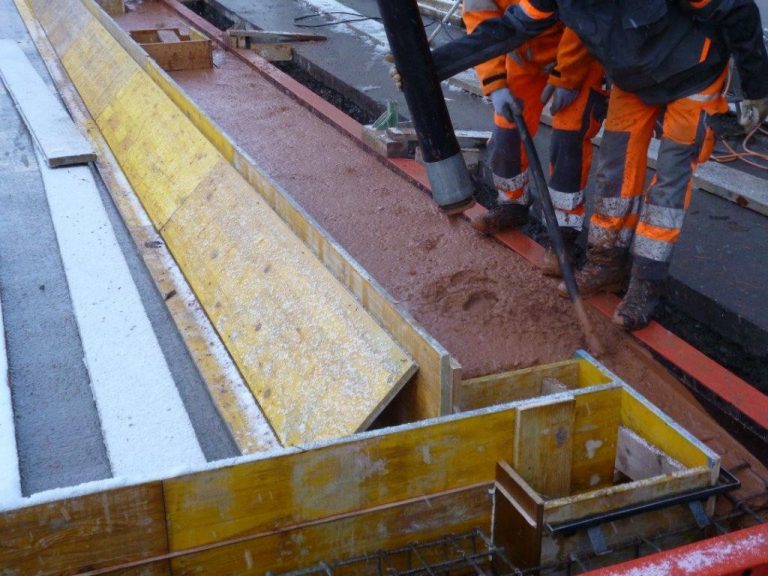 News - Farbiger Beton wird in die Form gefüllt