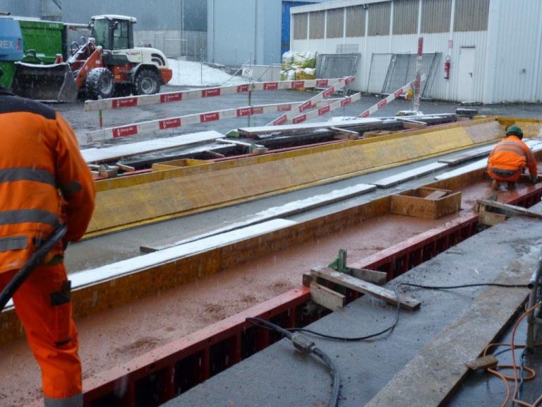 News - Farbiger Beton wird in die Form gefüllt