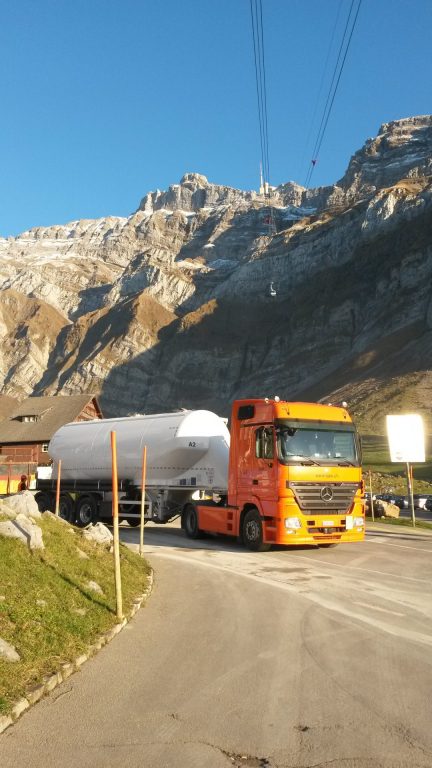 Zementtransport auf die Baustelle