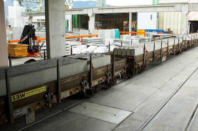 Lieferung von Betonelementen per Bahn - saw spannbetonwerk ag