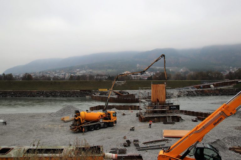 Alte Fahrmischerpumpe 26m im Einsatz am Rhein