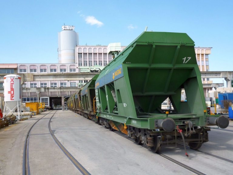 Rohstoffanlieferung mit der Bahn - saw schmitter ag