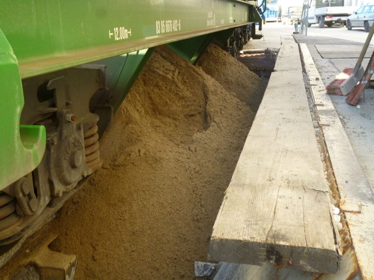 Sand wird mit der Bahn geliefert