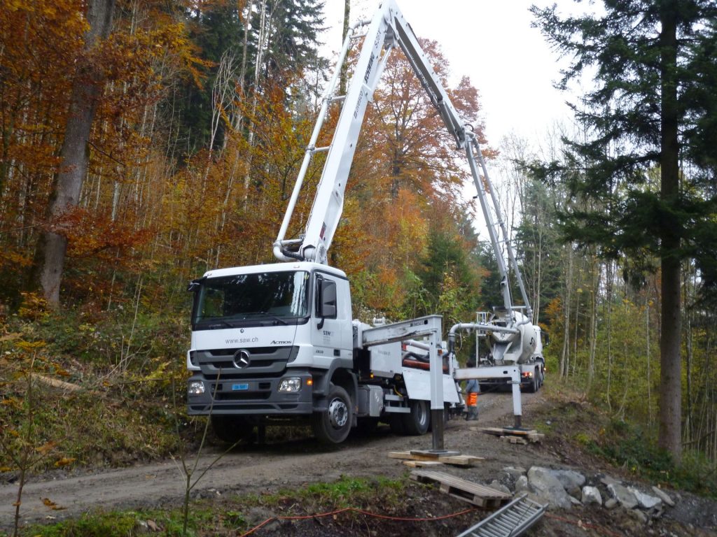 Betonierarbeiten im Wald mit der Betonpumpe 36m