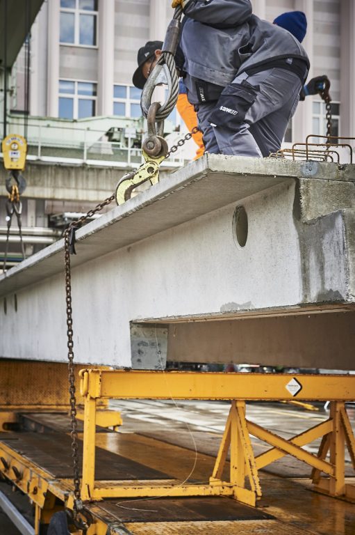 Laden einer Rippenplatte im Werk der saw