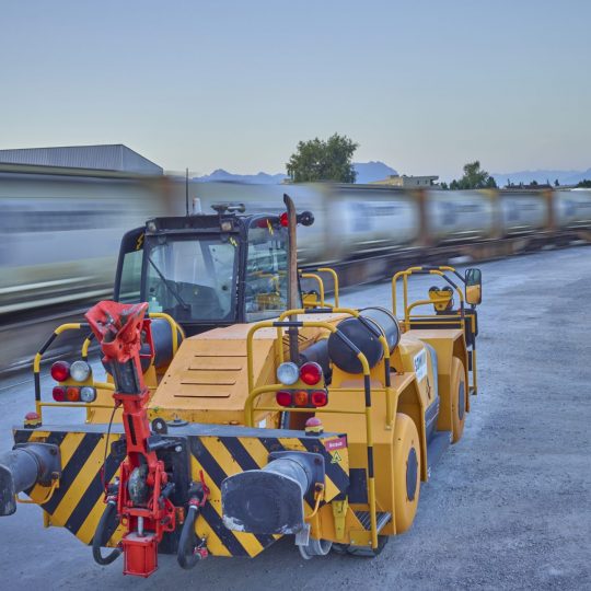 Zwei-Wege-Fahrzeug - Bahnanschluss saw schmitter ag