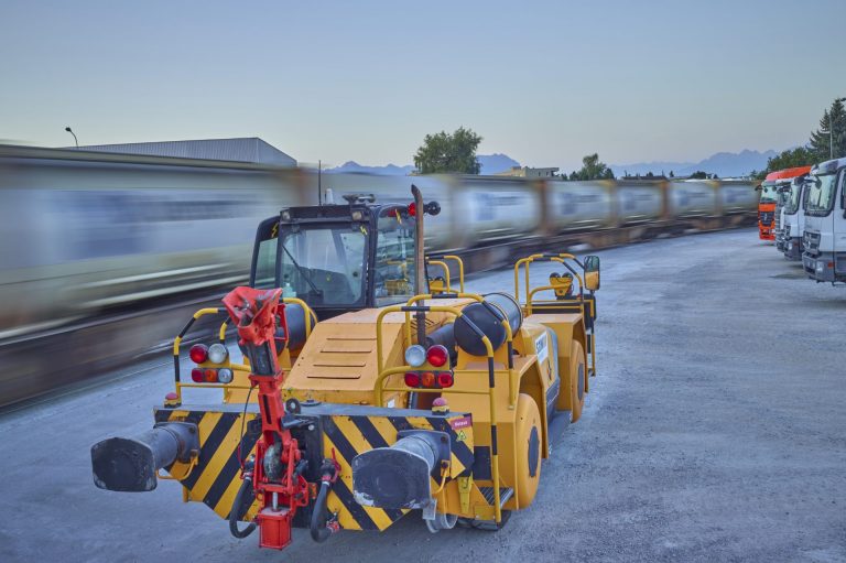 Zwei-Wege-Fahrzeug - Bahnanschluss saw schmitter ag