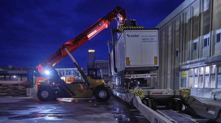 Verlad LKW-Auflieger mit Reach Stacker SBB Cargo - saw schmitter ag