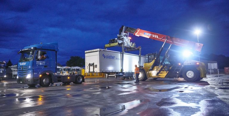 Verlad LKW-Auflieger mit Reach Stacker SBB Cargo - saw schmitter ag