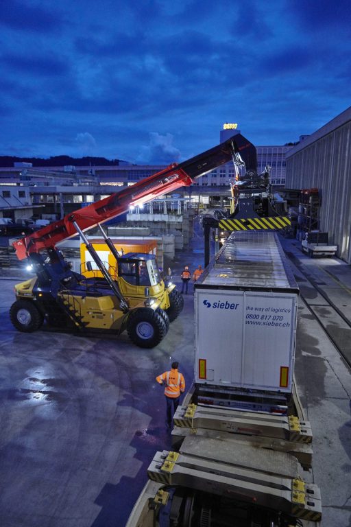 Verlad Auflieger mit Reach Stacker - saw schmitter ag