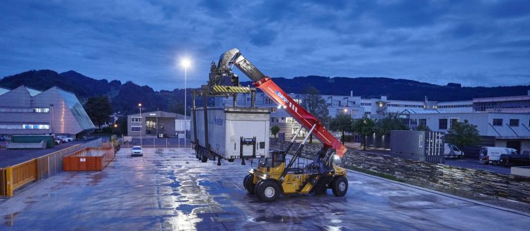 Verlad Auflieger mit Reach Stacker - saw schmitter ag