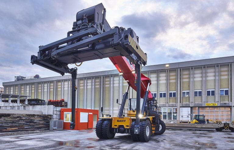 Reach Stacker Containerverlad Bahn-Strasse - saw schmitter ag