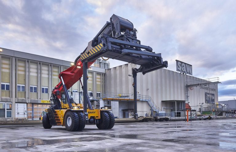 Reach Stacker Containerverlad Bahn-Strasse - saw schmitter ag