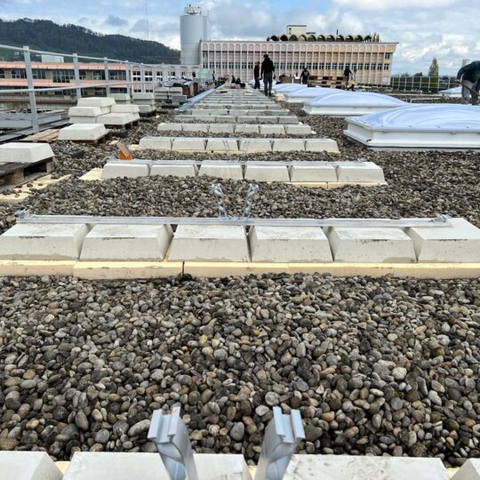 Betonsteine für die Photovoltaikanlage auf dem Dach der saw