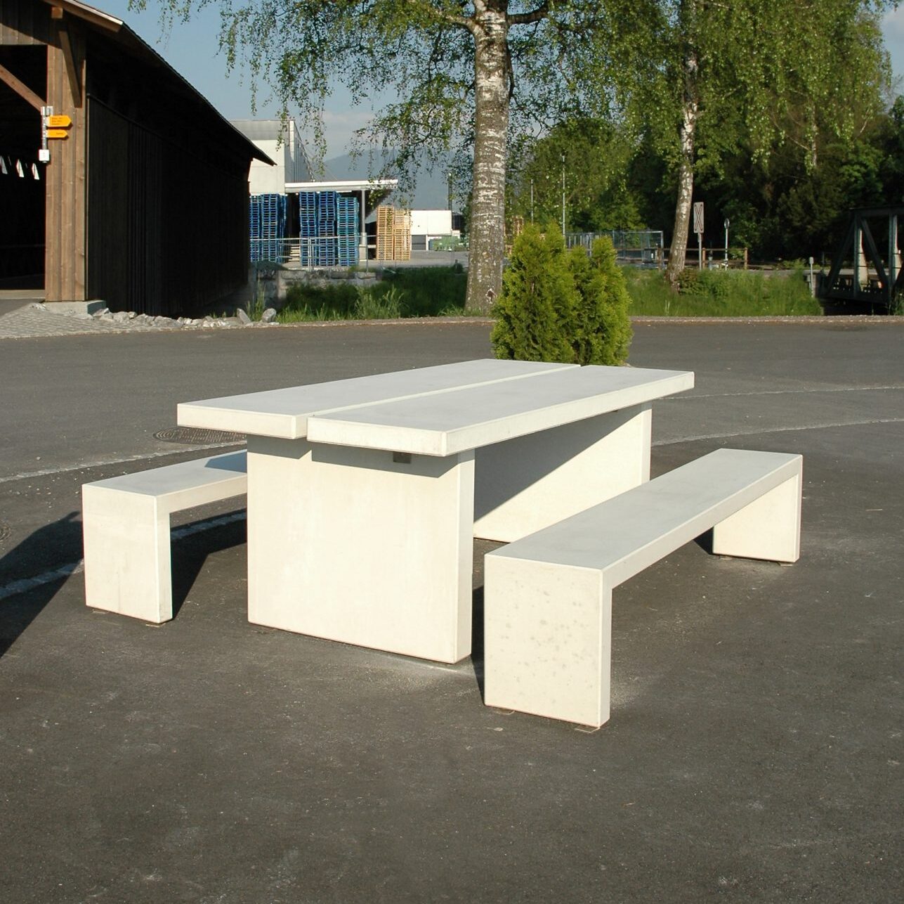 Sitzgruppe aus Fertigbetonelementen