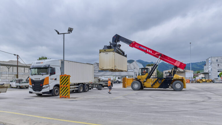 Verlad LKW-Auflieger mit Reach Stacker SBB Cargo - saw schmitter ag
