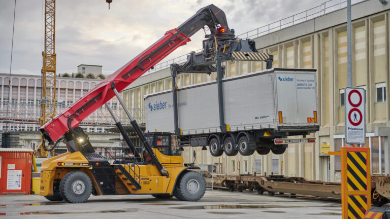 Verlad LKW-Auflieger mit Reach Stacker SBB Cargo - saw schmitter ag